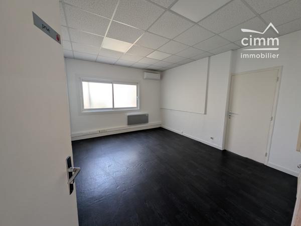 🏢 Très beau local commercial de 160 m² avec parkings privés – Disponible dès maintenant !