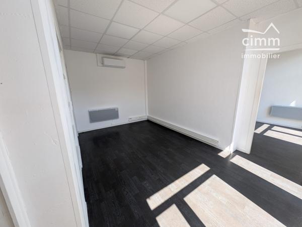 🏢 Très beau local commercial de 160 m² avec parkings privés – Disponible dès maintenant !