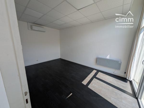 🏢 Très beau local commercial de 160 m² avec parkings privés – Disponible dès maintenant !