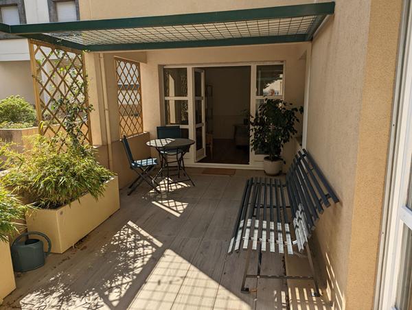 A vendre Angers Ouest aux pieds des facultés de Belle Beille et des ligne B et C du tramway. Appartement type 4, 3 chambres, terrasse, parking en sous sol et cave.Rez-de-chaussée.