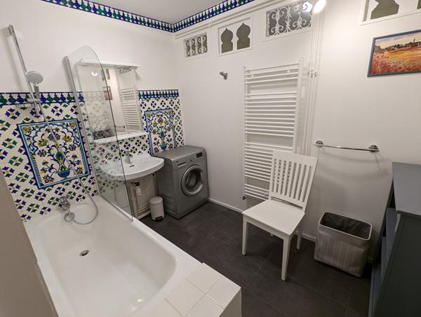 A vendre Angers Ouest aux pieds des facultés de Belle Beille et des ligne B et C du tramway. Appartement type 4, 3 chambres, terrasse, parking en sous sol et cave.Rez-de-chaussée.