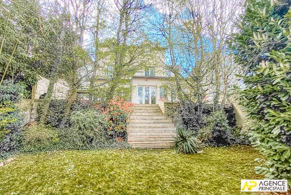 Versailles Montreuil Maison 7 pièces 165 m² habitables sur parcelle de 449 m² 1 360 000 € **  - Référence  28155
