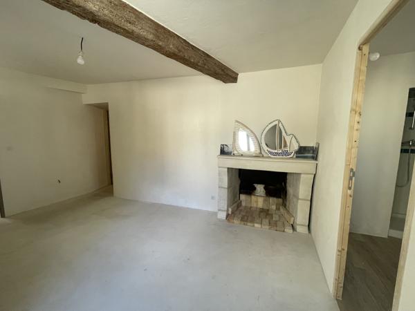 ENSEMBLE IMMOBILIER DE CARACTERE // MIREBEAU CENTRE