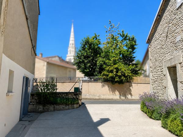 ENSEMBLE IMMOBILIER DE CARACTERE // MIREBEAU CENTRE