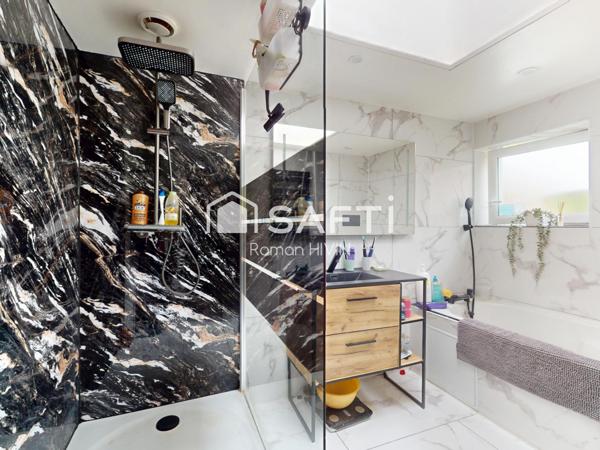 Maison familiale semi plain-pied, secteur calme avec jardin et double garage