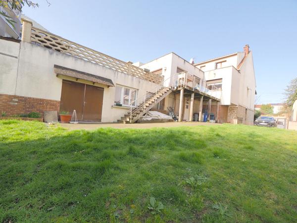 MAISON DE CARACTÈRE AVEC GRAND JARDIN - AU PIED DU MÉTRO PLACE CARNOT