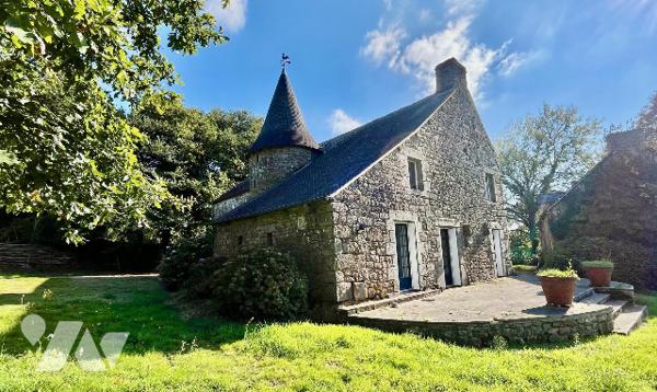 MERDRIGNAC - EXCLUSIF - Petit Manoir 16 ème siècle avec étang et piscine