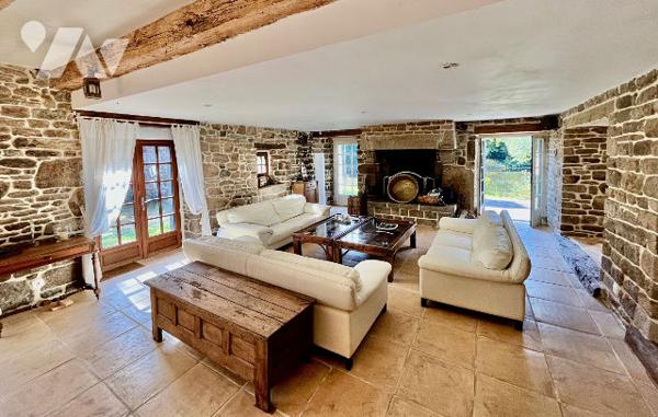 MERDRIGNAC - EXCLUSIF - Petit Manoir 16 ème siècle avec étang et piscine