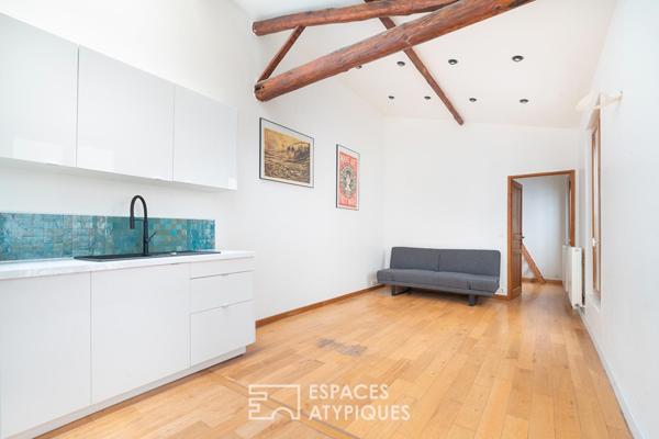 Esprit loft en dernier étage avec poutres apparentes