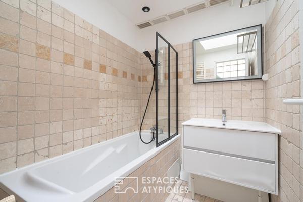 Esprit loft en dernier étage avec poutres apparentes