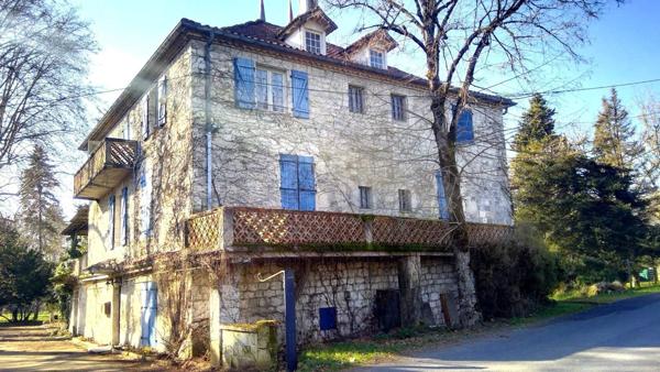 Belle bâtisse en pierre A RENOVER