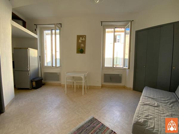 A louer studio meublé 22 m² - Eyguieres Eyguieres A louer studio meublé 22 m² - Eyguieres Eyguieres