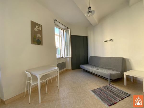 A louer studio meublé 22 m² - Eyguieres Eyguieres A louer studio meublé 22 m² - Eyguieres Eyguieres