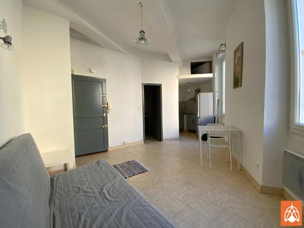 A louer studio meublé 22 m² - Eyguieres Eyguieres A louer studio meublé 22 m² - Eyguieres Eyguieres