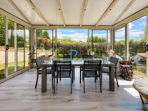 Maison individuelle de plain-pied 3 chambres avec véranda, sous-sol complet et terrain de 1 216 m²