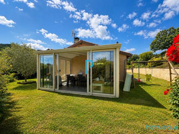 Maison individuelle de plain-pied 3 chambres avec véranda, sous-sol complet et terrain de 1 216 m²