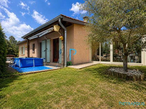 Maison individuelle de plain-pied 3 chambres avec véranda, sous-sol complet et terrain de 1 216 m²