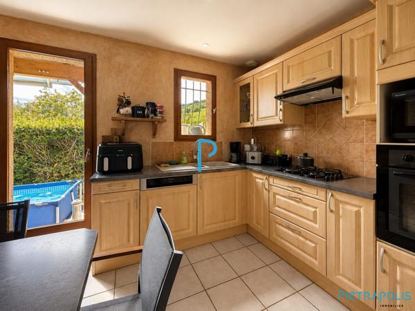 Maison individuelle de plain-pied 3 chambres avec véranda, sous-sol complet et terrain de 1 216 m²