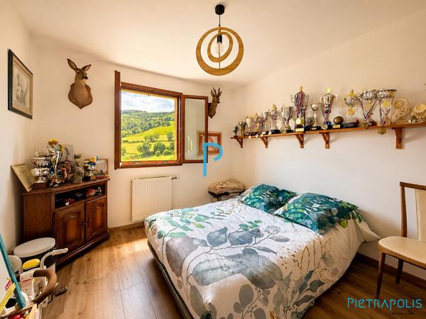 Maison individuelle de plain-pied 3 chambres avec véranda, sous-sol complet et terrain de 1 216 m²