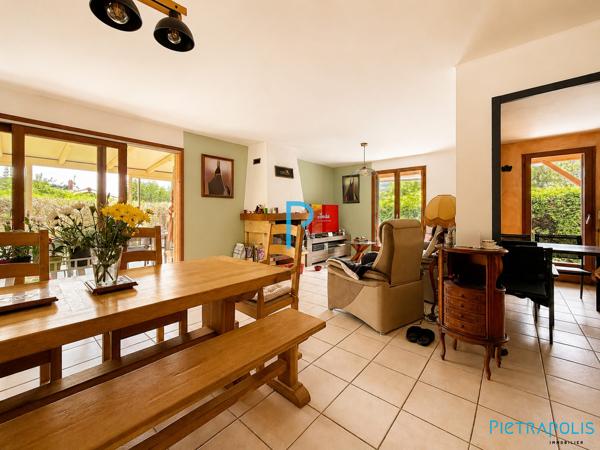 Maison individuelle de plain-pied 3 chambres avec véranda, sous-sol complet et terrain de 1 216 m²