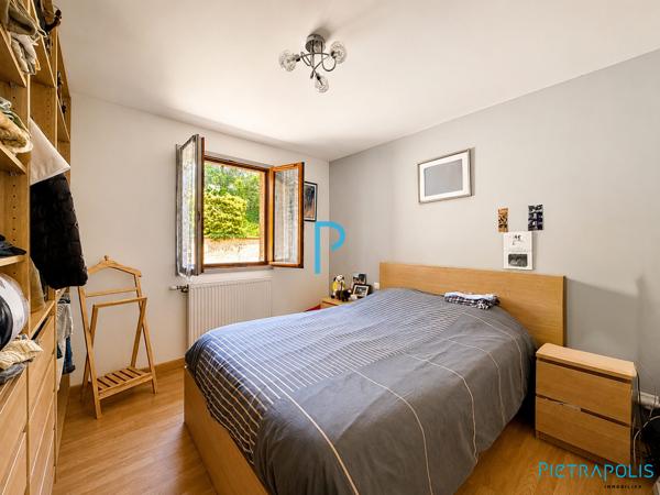Maison individuelle de plain-pied 3 chambres avec véranda, sous-sol complet et terrain de 1 216 m²