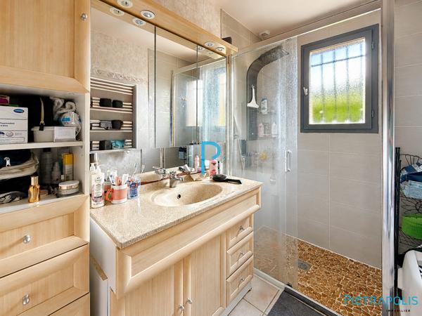 Maison individuelle de plain-pied 3 chambres avec véranda, sous-sol complet et terrain de 1 216 m²