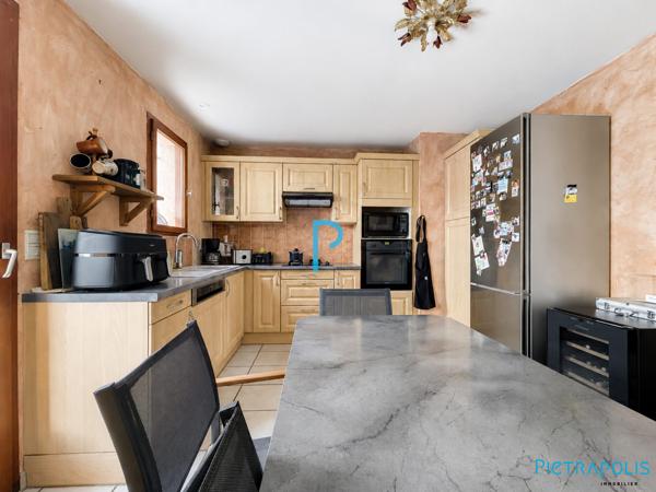 Maison individuelle de plain-pied 3 chambres avec véranda, sous-sol complet et terrain de 1 216 m²