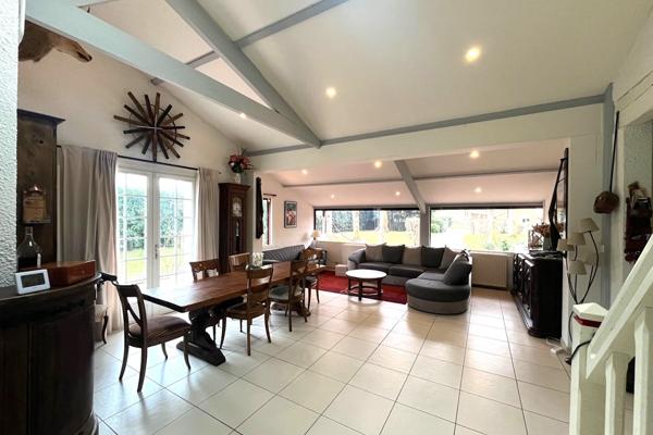 Grande et accueillante maison de famille avec dépendances sur un parc arboré en lisière de forêt.