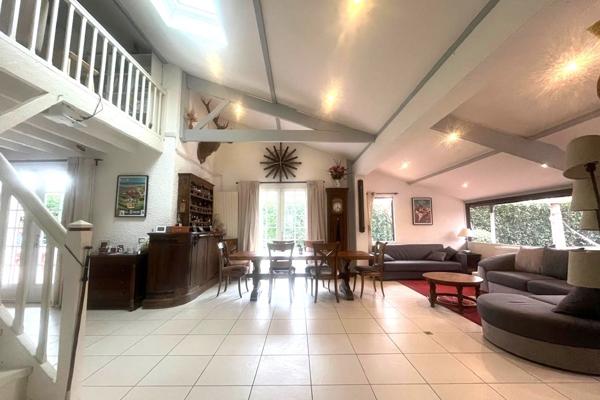 Grande et accueillante maison de famille avec dépendances sur un parc arboré en lisière de forêt.