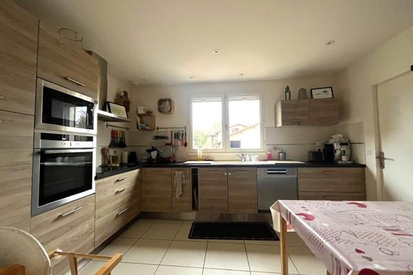 Grande et accueillante maison de famille avec dépendances sur un parc arboré en lisière de forêt.
