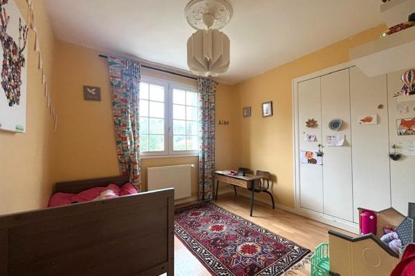 Grande et accueillante maison de famille avec dépendances sur un parc arboré en lisière de forêt.