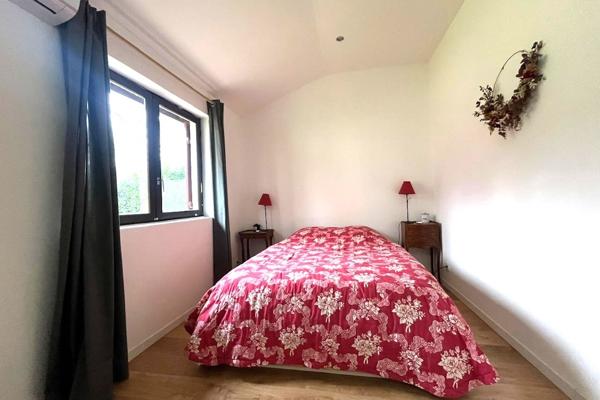 Grande et accueillante maison de famille avec dépendances sur un parc arboré en lisière de forêt.