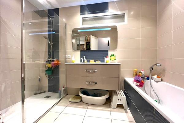 Grande et accueillante maison de famille avec dépendances sur un parc arboré en lisière de forêt.