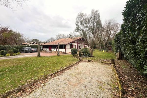 Grande et accueillante maison de famille avec dépendances sur un parc arboré en lisière de forêt.