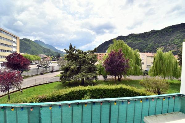 Appartement 3 pièces lumineux avec balocon, vue dégagée, cave et stationnement