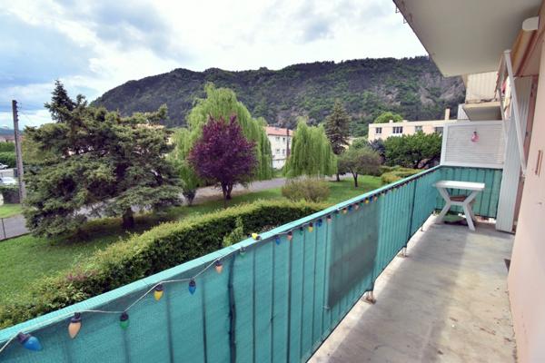 Appartement 3 pièces lumineux avec balocon, vue dégagée, cave et stationnement