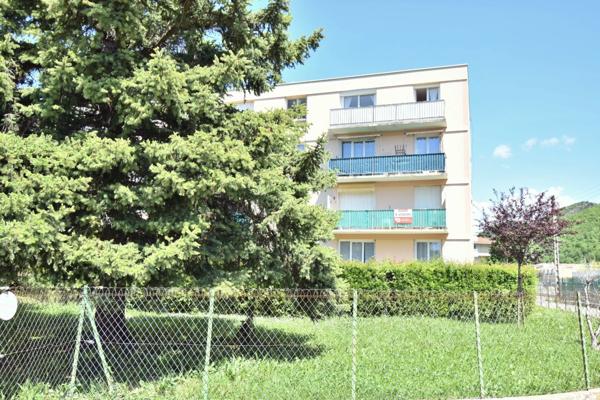 Appartement 3 pièces lumineux avec balocon, vue dégagée, cave et stationnement