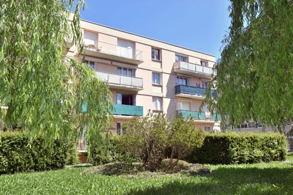 Appartement 3 pièces lumineux avec balocon, vue dégagée, cave et stationnement