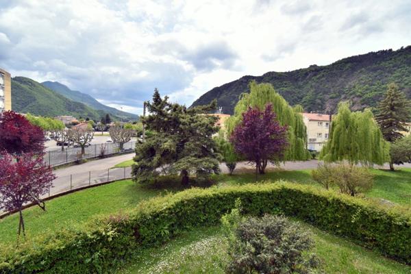 Appartement 3 pièces lumineux avec balocon, vue dégagée, cave et stationnement