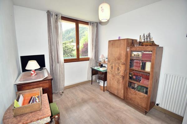 Appartement 3 pièces lumineux avec balocon, vue dégagée, cave et stationnement