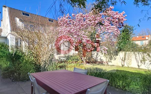 Maison à vendre    7 pièces • 140,30 m2 Issy-les-Moulineaux