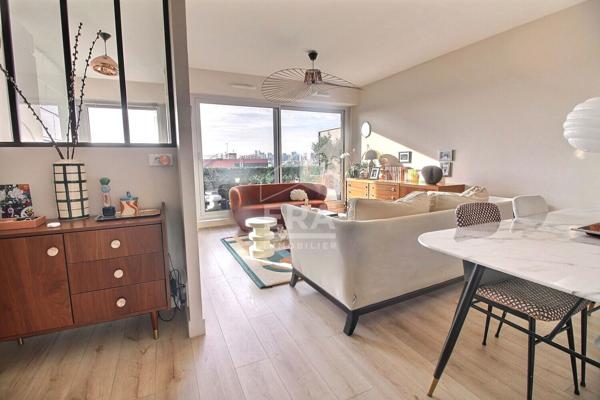 T3 vue sur la Tour Eiffel et la Défense