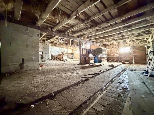 Situé dans le charmant village d’Insviller, dans un environnement très calme et verdoyant, découvrez ce beau corps de ferme à fort potentiel à rénover.

La maison principale offre environ **175 m² habitables** comprenant :
- 7 pièces
- 4 chambres
- De beaux volumes à aménager selon vos envies

Le bien dispose également d’une importante partie dépendance/grange, idéale pour du stockage, un atelier, des véhicules ou un futur projet d’aménagement.

Le tout est implanté sur un terrain de 22,65 ares, offrant un agréable cadre de vie au cœur de la nature.

Les + :

- DPE : B (Pompe à chaleur et chauffe eau thermodynamique) 
- Secteur calme
- Environnement verdoyant
- Fort potentiel
- Grande dépendance/grange
- Beaux volumes
- Grand terrain

Idéal pour une famille, un projet de rénovation ou une activité nécessitant des dépendances.

Pour plus d’informations ou organiser une visite, n’hésitez pas à me contacter.