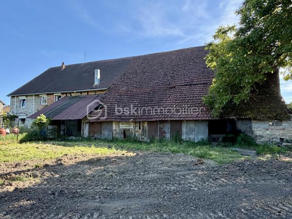 Situé dans le charmant village d’Insviller, dans un environnement très calme et verdoyant, découvrez ce beau corps de ferme à fort potentiel à rénover.

La maison principale offre environ **175 m² habitables** comprenant :
- 7 pièces
- 4 chambres
- De beaux volumes à aménager selon vos envies

Le bien dispose également d’une importante partie dépendance/grange, idéale pour du stockage, un atelier, des véhicules ou un futur projet d’aménagement.

Le tout est implanté sur un terrain de 22,65 ares, offrant un agréable cadre de vie au cœur de la nature.

Les + :

- DPE : B (Pompe à chaleur et chauffe eau thermodynamique) 
- Secteur calme
- Environnement verdoyant
- Fort potentiel
- Grande dépendance/grange
- Beaux volumes
- Grand terrain

Idéal pour une famille, un projet de rénovation ou une activité nécessitant des dépendances.

Pour plus d’informations ou organiser une visite, n’hésitez pas à me contacter.
