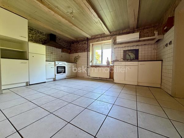 Situé dans le charmant village d’Insviller, dans un environnement très calme et verdoyant, découvrez ce beau corps de ferme à fort potentiel à rénover.

La maison principale offre environ **175 m² habitables** comprenant :
- 7 pièces
- 4 chambres
- De beaux volumes à aménager selon vos envies

Le bien dispose également d’une importante partie dépendance/grange, idéale pour du stockage, un atelier, des véhicules ou un futur projet d’aménagement.

Le tout est implanté sur un terrain de 22,65 ares, offrant un agréable cadre de vie au cœur de la nature.

Les + :

- DPE : B (Pompe à chaleur et chauffe eau thermodynamique) 
- Secteur calme
- Environnement verdoyant
- Fort potentiel
- Grande dépendance/grange
- Beaux volumes
- Grand terrain

Idéal pour une famille, un projet de rénovation ou une activité nécessitant des dépendances.

Pour plus d’informations ou organiser une visite, n’hésitez pas à me contacter.