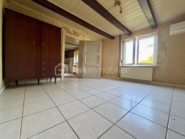 Situé dans le charmant village d’Insviller, dans un environnement très calme et verdoyant, découvrez ce beau corps de ferme à fort potentiel à rénover.

La maison principale offre environ **175 m² habitables** comprenant :
- 7 pièces
- 4 chambres
- De beaux volumes à aménager selon vos envies

Le bien dispose également d’une importante partie dépendance/grange, idéale pour du stockage, un atelier, des véhicules ou un futur projet d’aménagement.

Le tout est implanté sur un terrain de 22,65 ares, offrant un agréable cadre de vie au cœur de la nature.

Les + :

- DPE : B (Pompe à chaleur et chauffe eau thermodynamique) 
- Secteur calme
- Environnement verdoyant
- Fort potentiel
- Grande dépendance/grange
- Beaux volumes
- Grand terrain

Idéal pour une famille, un projet de rénovation ou une activité nécessitant des dépendances.

Pour plus d’informations ou organiser une visite, n’hésitez pas à me contacter.
