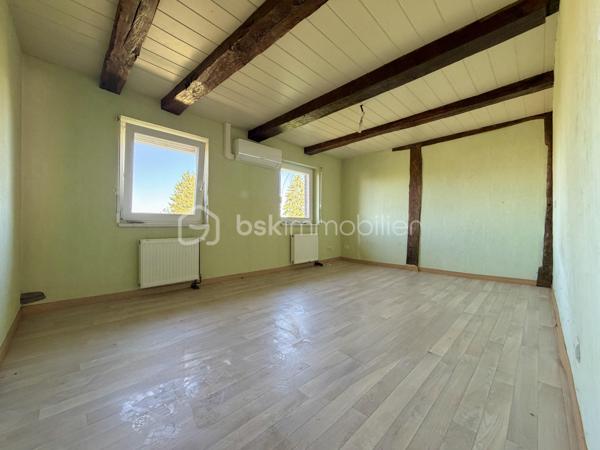 Situé dans le charmant village d’Insviller, dans un environnement très calme et verdoyant, découvrez ce beau corps de ferme à fort potentiel à rénover.

La maison principale offre environ **175 m² habitables** comprenant :
- 7 pièces
- 4 chambres
- De beaux volumes à aménager selon vos envies

Le bien dispose également d’une importante partie dépendance/grange, idéale pour du stockage, un atelier, des véhicules ou un futur projet d’aménagement.

Le tout est implanté sur un terrain de 22,65 ares, offrant un agréable cadre de vie au cœur de la nature.

Les + :

- DPE : B (Pompe à chaleur et chauffe eau thermodynamique) 
- Secteur calme
- Environnement verdoyant
- Fort potentiel
- Grande dépendance/grange
- Beaux volumes
- Grand terrain

Idéal pour une famille, un projet de rénovation ou une activité nécessitant des dépendances.

Pour plus d’informations ou organiser une visite, n’hésitez pas à me contacter.