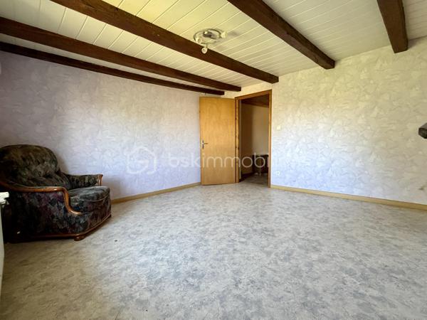 Situé dans le charmant village d’Insviller, dans un environnement très calme et verdoyant, découvrez ce beau corps de ferme à fort potentiel à rénover.

La maison principale offre environ **175 m² habitables** comprenant :
- 7 pièces
- 4 chambres
- De beaux volumes à aménager selon vos envies

Le bien dispose également d’une importante partie dépendance/grange, idéale pour du stockage, un atelier, des véhicules ou un futur projet d’aménagement.

Le tout est implanté sur un terrain de 22,65 ares, offrant un agréable cadre de vie au cœur de la nature.

Les + :

- DPE : B (Pompe à chaleur et chauffe eau thermodynamique) 
- Secteur calme
- Environnement verdoyant
- Fort potentiel
- Grande dépendance/grange
- Beaux volumes
- Grand terrain

Idéal pour une famille, un projet de rénovation ou une activité nécessitant des dépendances.

Pour plus d’informations ou organiser une visite, n’hésitez pas à me contacter.