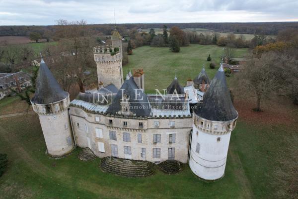 Château médiéval des 13e et 15e siècles à vendre dans le Berry