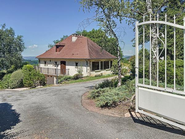 Grande et belle maison à vendre proche Beaulieu sur Dordogne 275m2 Habitable, vue imprenable, garage double, grands volumes, 5 chambres, vie de plain pied, pas de vis-à-vis.